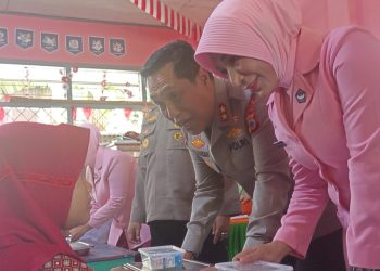 Kapolda Sulsel Bersama Ketua Bhayangkari Tinjau SPPG dan Distribusi MBG di Sekolah