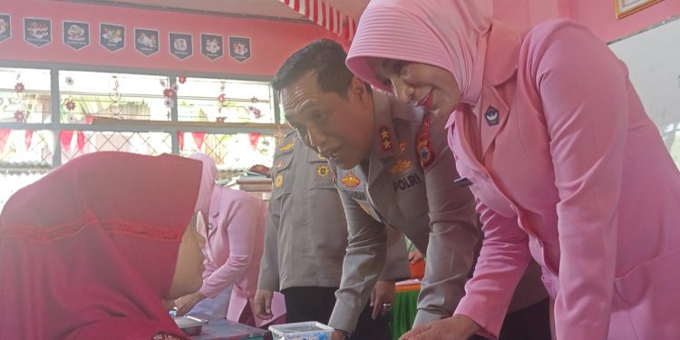 Kapolda Sulsel Bersama Ketua Bhayangkari Tinjau SPPG dan Distribusi MBG di Sekolah