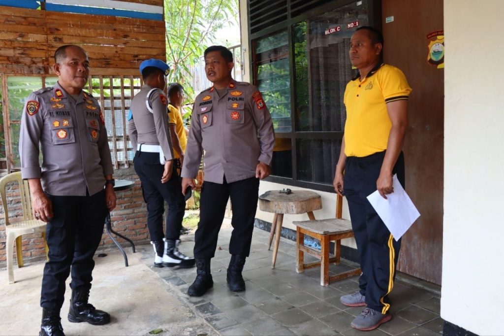 Tinjau Asrama, Waka Polres Palopo Ingatkan Personel Jaga Kebersihan dan Kedisiplinan