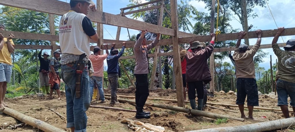 Tunjukkan Kehadiran Polri, Bhabinkamtibmas Polres Tator Gotong Royong Bantu Pembangunan Rumah Warga