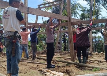 Tunjukkan Kehadiran Polri, Bhabinkamtibmas Polres Tator Gotong Royong Bantu Pembangunan Rumah Warga