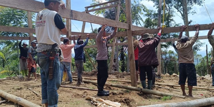Tunjukkan Kehadiran Polri, Bhabinkamtibmas Polres Tator Gotong Royong Bantu Pembangunan Rumah Warga