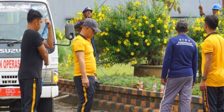 Polres Luwu dan Dinas PJU Tebang Pohon Untuk Menjaga Keselamatan Masyarakat