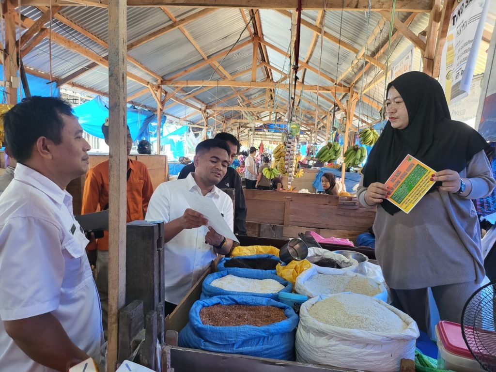 ‎Kasat Reskrim Polres Pinrang Pimpin Pengecekan Harga Beras di Pasar Sentral
