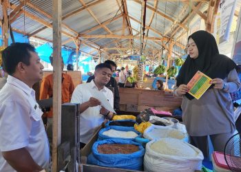 ‎Kasat Reskrim Polres Pinrang Pimpin Pengecekan Harga Beras di Pasar Sentral