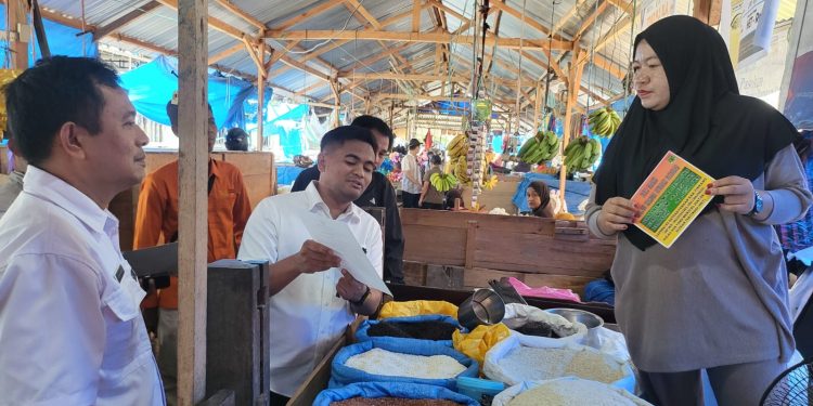 ‎Kasat Reskrim Polres Pinrang Pimpin Pengecekan Harga Beras di Pasar Sentral