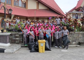 Peduli Lingkungan, Kapolres Tana Toraja dan Bhayangkari Kerja Bakti di Gereja Katolik Makale