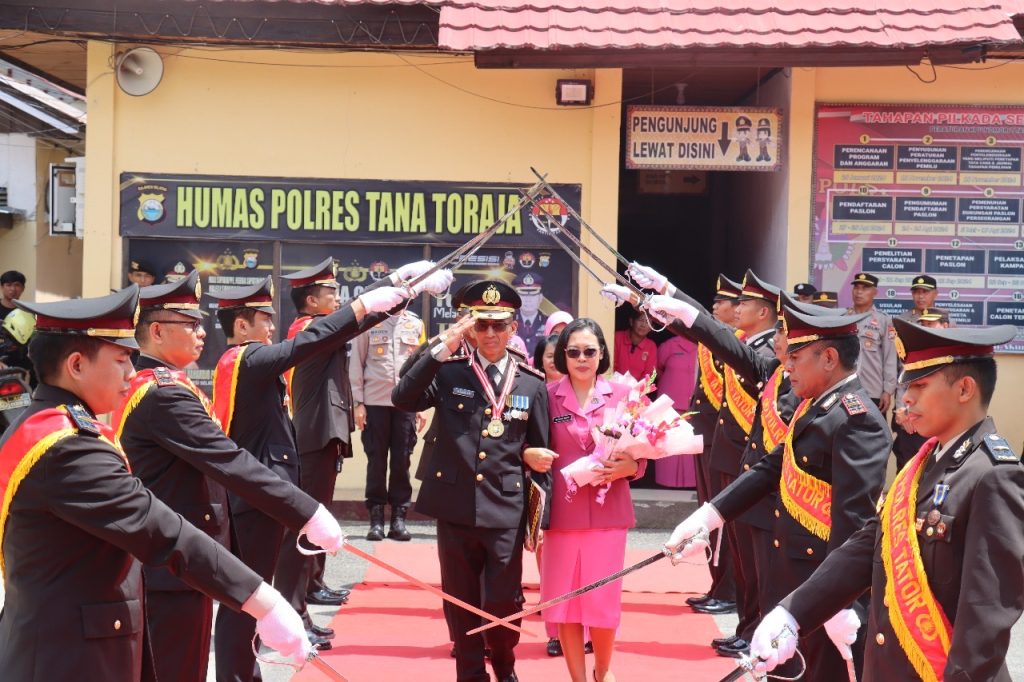 Polres Tana Toraja Gelar Upacara Tradisi Wisuda Purna Bakti Personel