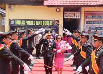 Polres Tana Toraja Gelar Upacara Tradisi Wisuda Purna Bakti Personel