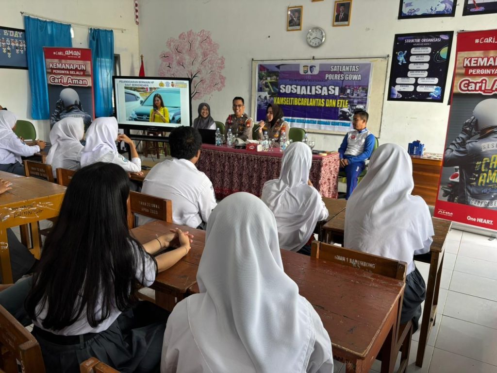 Satlantas Polres Gowa Tanamkan Budaya Tertib Berlalu Lintas Lewat Sosialisasi dan Safety Riding di SMAN 22