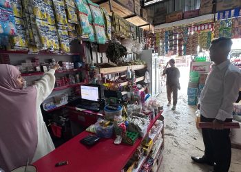Kanit Reskrim Polsek Maniangpajo Polres Wajo Olah TKP Kasus Pencurian di Toko Cahaya Surya 02