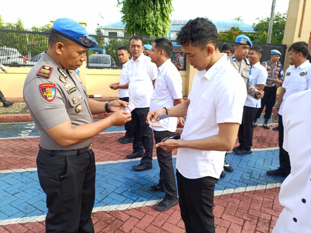 Propam Polres Maros Gelar Gaktiplin, Cek HP dan Kelengkapan Personel
