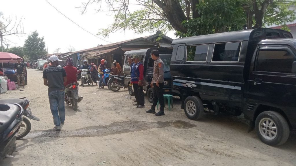Kapolsek Sabbangparu Pimpin Pengamanan Terpadu di Pasar Salojampu