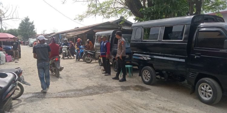 Kapolsek Sabbangparu Pimpin Pengamanan Terpadu di Pasar Salojampu