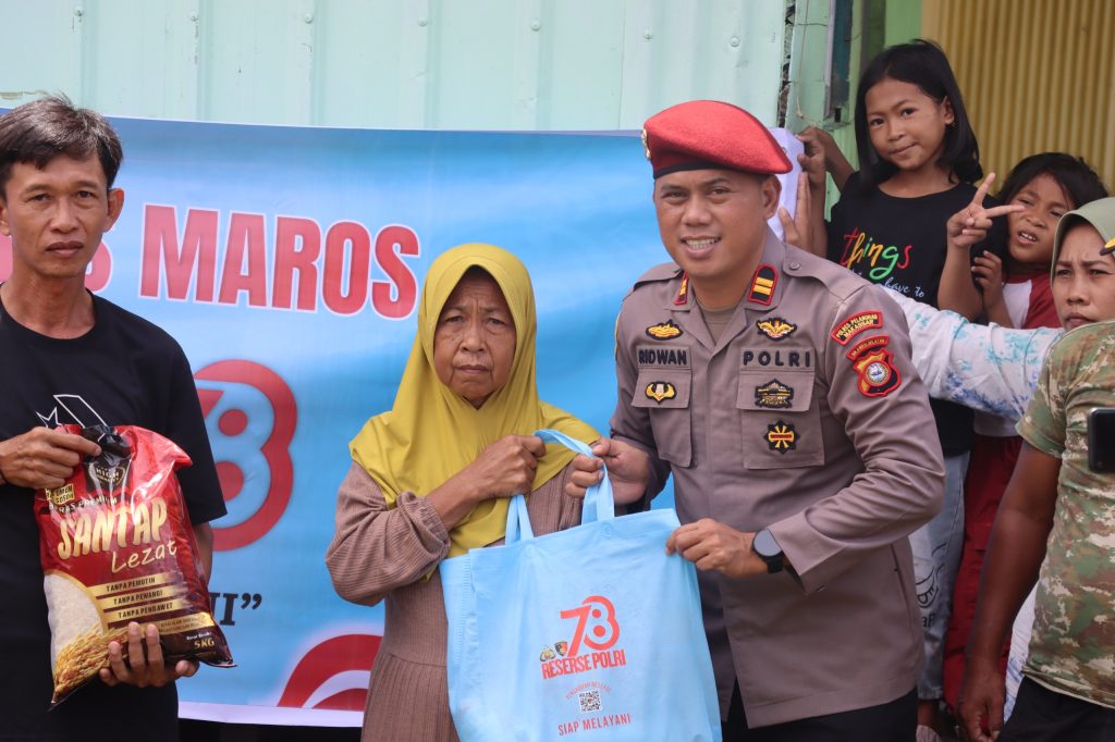 Peringati HUT Reserse ke-78, Sat Reskrim Polres Maros Gelar Bakti Sosial Ke Warga Korban Bencana Puting Beliung