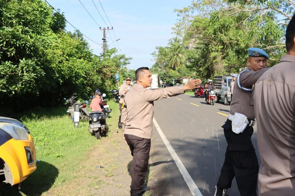 Kapolres Maros bersama Personel Sigap Beri Pertolongan ke Korban Kecelakaan
