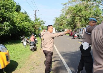 Kapolres Maros bersama Personel Sigap Beri Pertolongan ke Korban Kecelakaan