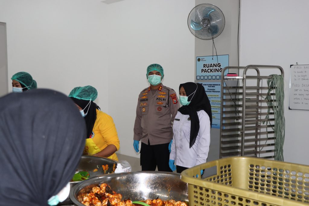 Pastikan Makan Bergizi Gratis Sesuai Standar, Kapolres Maros Tinjau SPPG
