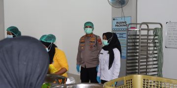 Pastikan Makan Bergizi Gratis Sesuai Standar, Kapolres Maros Tinjau SPPG