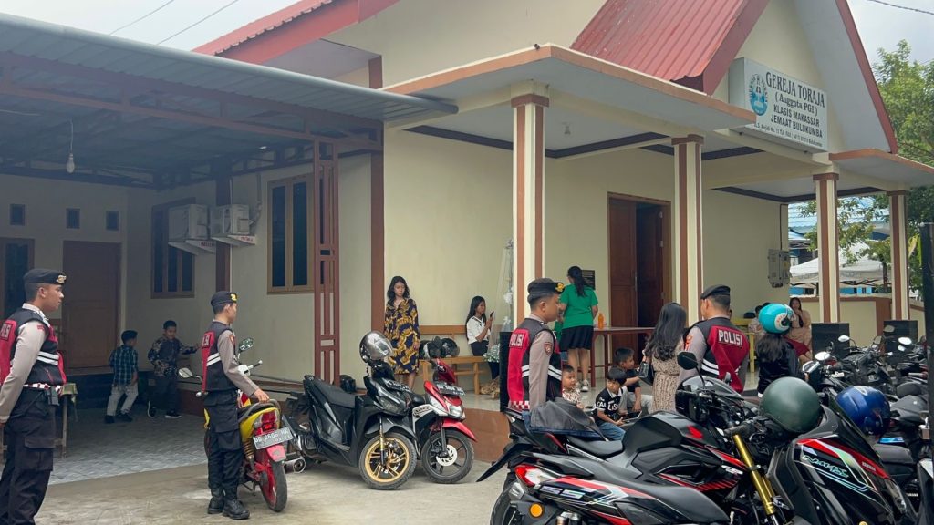 Jelang Perayaan Natal, Sat Samapta Polres Bulukumba Intensifkan Patroli Pengamanan Gereja