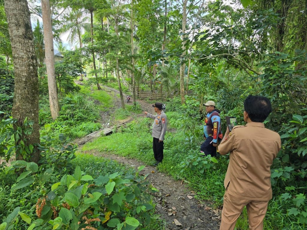 Personel Polres Wajo Petakan Titik Kebutuhan Perbaikan dan Pembangunan Jembatan di Wilayahnya