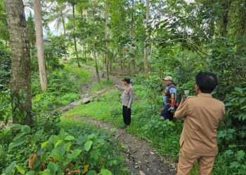 Personel Polres Wajo Petakan Titik Kebutuhan Perbaikan dan Pembangunan Jembatan di Wilayahnya