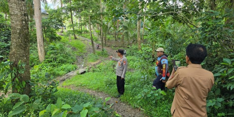 Personel Polres Wajo Petakan Titik Kebutuhan Perbaikan dan Pembangunan Jembatan di Wilayahnya