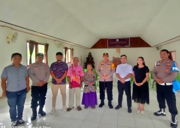 Kapolres Selayar Pantau Langsung Ibadah Natal di Sejumlah Gereja di Bontosikuyu