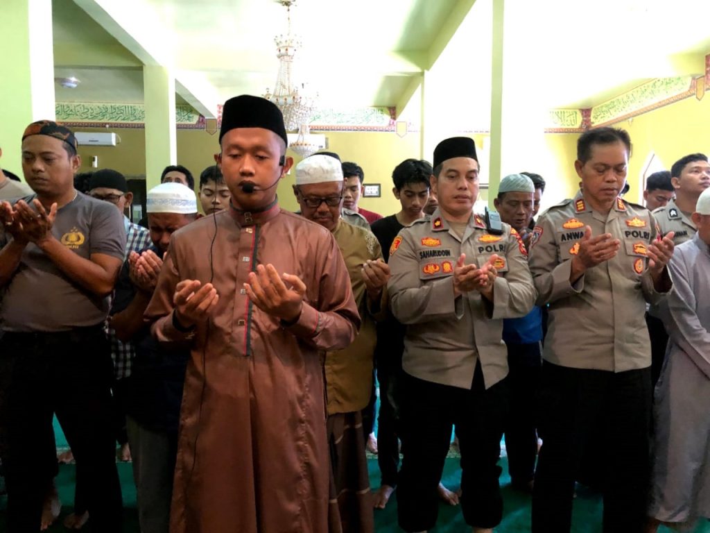 Personel Polres Parepare Bersama Warga Lakukan Shalat Gaib Untuk Korban Bencana