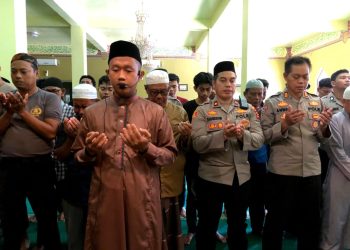 Personel Polres Parepare Bersama Warga Lakukan Shalat Gaib Untuk Korban Bencana
