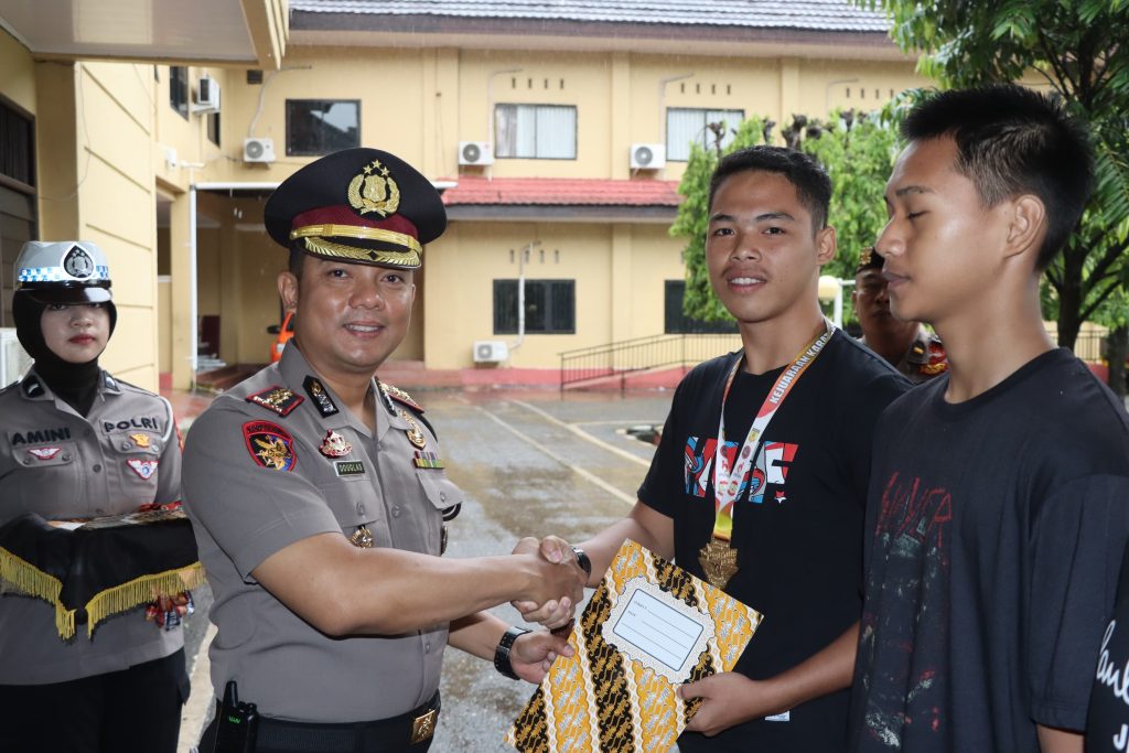 Kapolres Maros Terima Piala Kejuaraan Karate Walikota Makassar Cup dan Dispora Sulsel