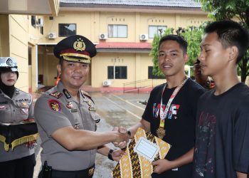 Kapolres Maros Terima Piala Kejuaraan Karate Walikota Makassar Cup dan Dispora Sulsel
