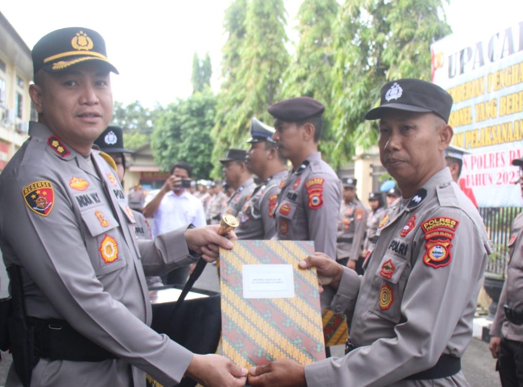 Kapolres Parepare Beri Penghargaan ke Personel Yang Berkinerja Lebih