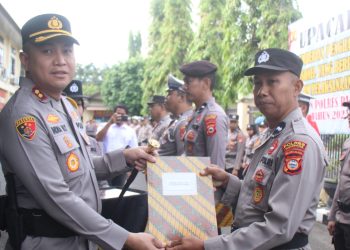 Kapolres Parepare Beri Penghargaan ke Personel Yang Berkinerja Lebih