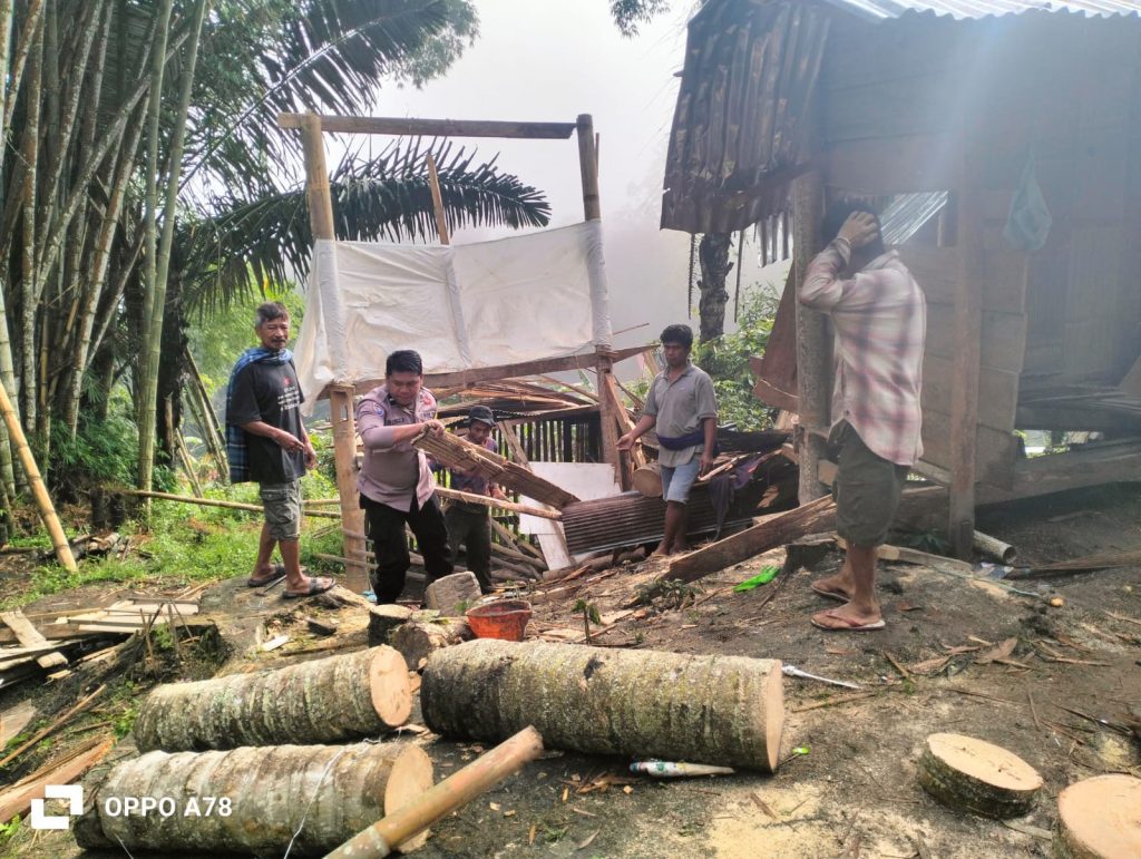 Bhabinkamtibmas Polsek Saluputti Polres Tator Gotong Royong Evakuasi Pohon Tumbang