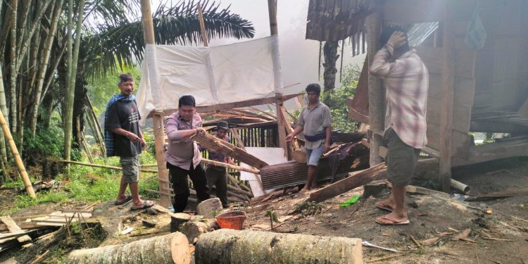 Bhabinkamtibmas Polsek Saluputti Polres Tator Gotong Royong Evakuasi Pohon Tumbang