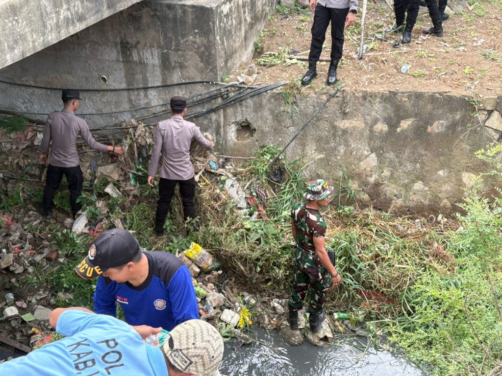 Polres Wajo bersama TNI Gelar Karya Bakti Dalam Rangka Hari Juang TNI AD
