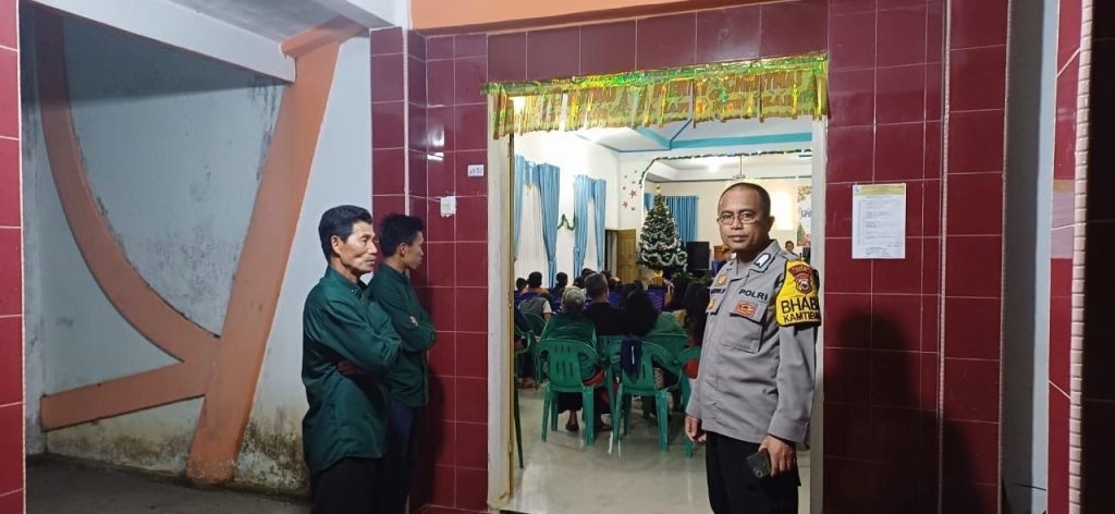 Personel Polres Tana Toraja Amankan Ibadah Natal di Gereja Pantekosta Tarongko