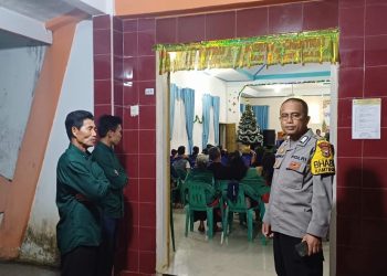 Personel Polres Tana Toraja Amankan Ibadah Natal di Gereja Pantekosta Tarongko