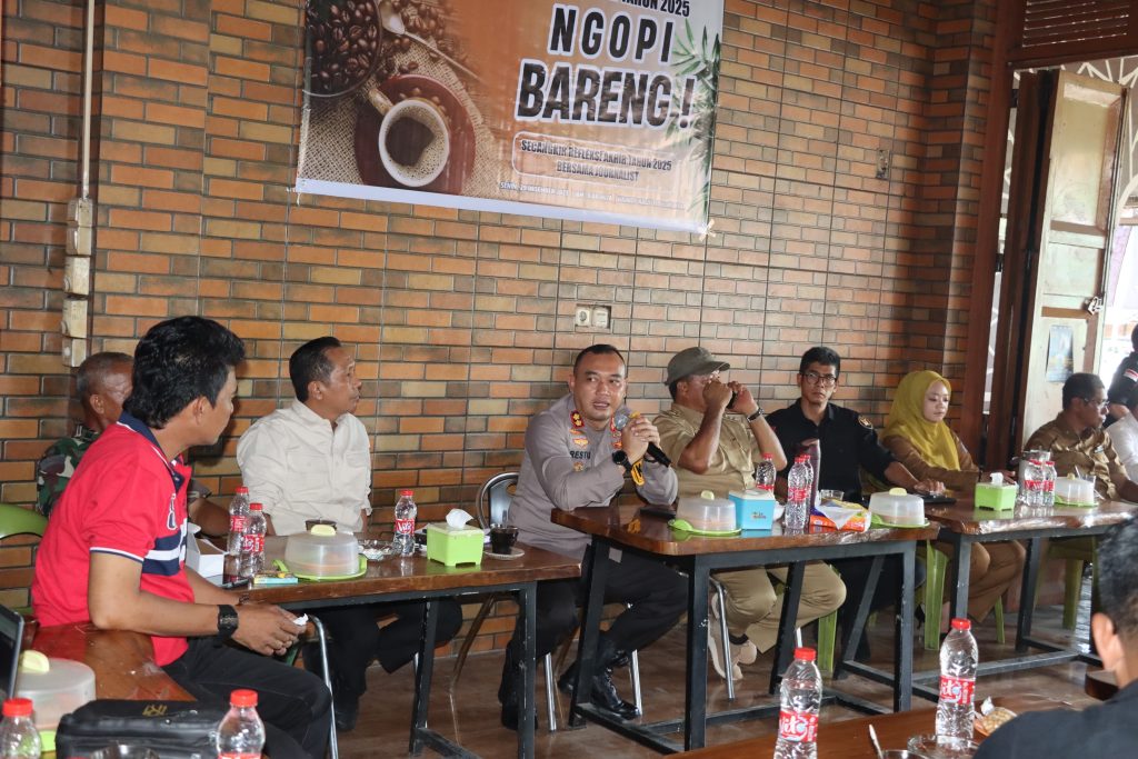 Kapolres Bulukumba Ngopi Bareng Jurnalis Dalam Rangka Refleksi Akhir Tahun