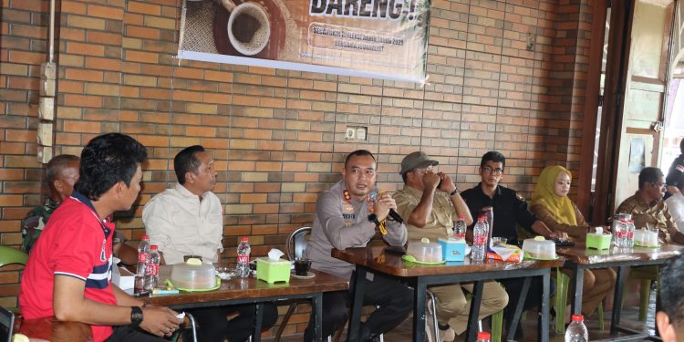 Kapolres Bulukumba Ngopi Bareng Jurnalis Dalam Rangka Refleksi Akhir Tahun