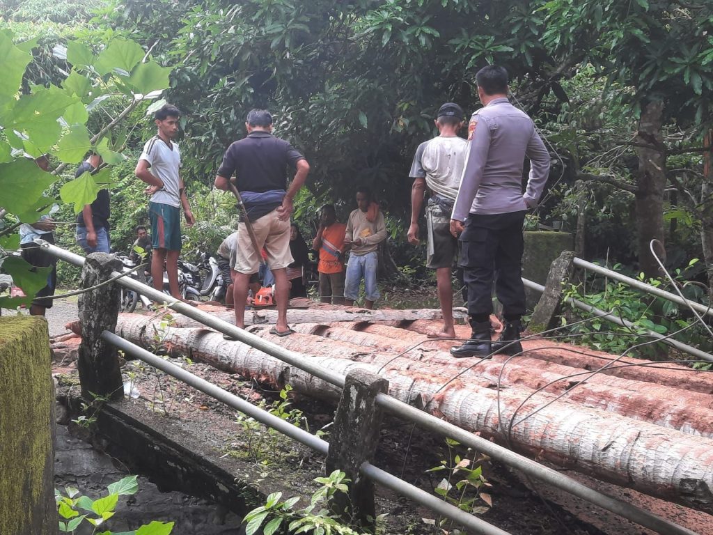 Personel Polsek Benteng Bantu Warga Baera Kerja Bakti Bangun Jembatan Darurat
