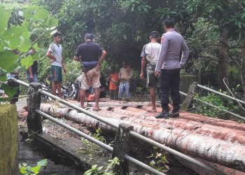 Personel Polsek Benteng Bantu Warga Baera Kerja Bakti Bangun Jembatan Darurat