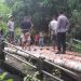 Personel Polsek Benteng Bantu Warga Baera Kerja Bakti Bangun Jembatan Darurat