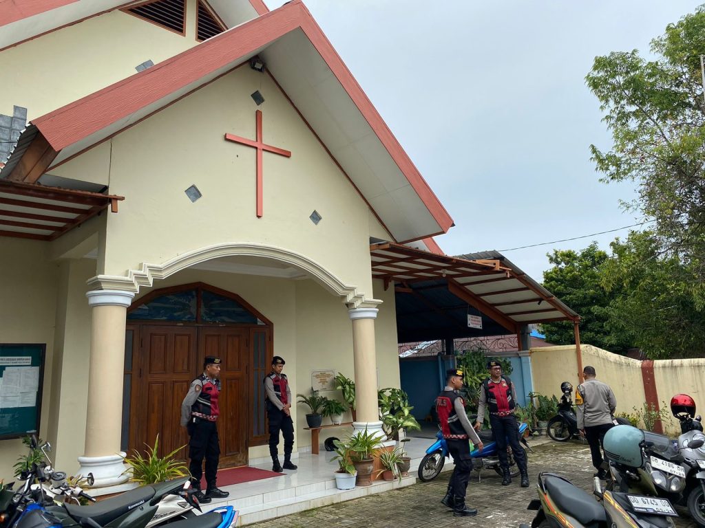 Jelang Natal dan Tahun Baru, Personel Polres Maros Patroli di Sejumlah Gereja