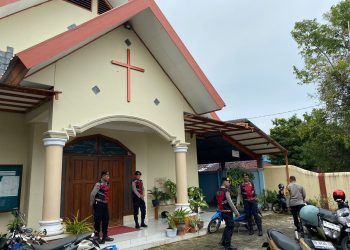 Jelang Natal dan Tahun Baru, Personel Polres Maros Patroli di Sejumlah Gereja