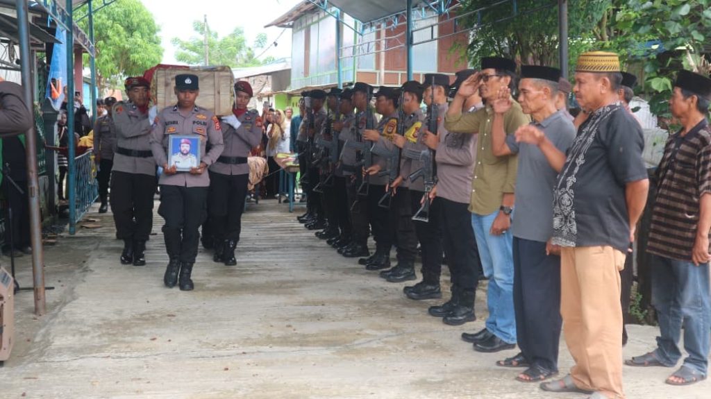 ‎Polres Pinrang Gelar Upacara Pemakaman Secara Kedinasan Untuk Personel yang Meninggal