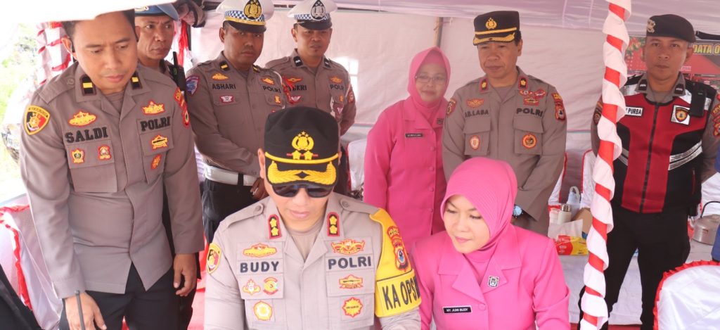 Pastikan Kesiapan Personel, Kapolres Tana Toraja dan Ketua Bhayangkari Kunjungi Pos Ops Lilin