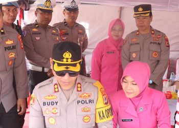 Pastikan Kesiapan Personel, Kapolres Tana Toraja dan Ketua Bhayangkari Kunjungi Pos Ops Lilin