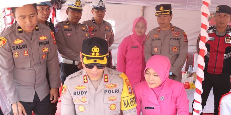 Pastikan Kesiapan Personel, Kapolres Tana Toraja dan Ketua Bhayangkari Kunjungi Pos Ops Lilin